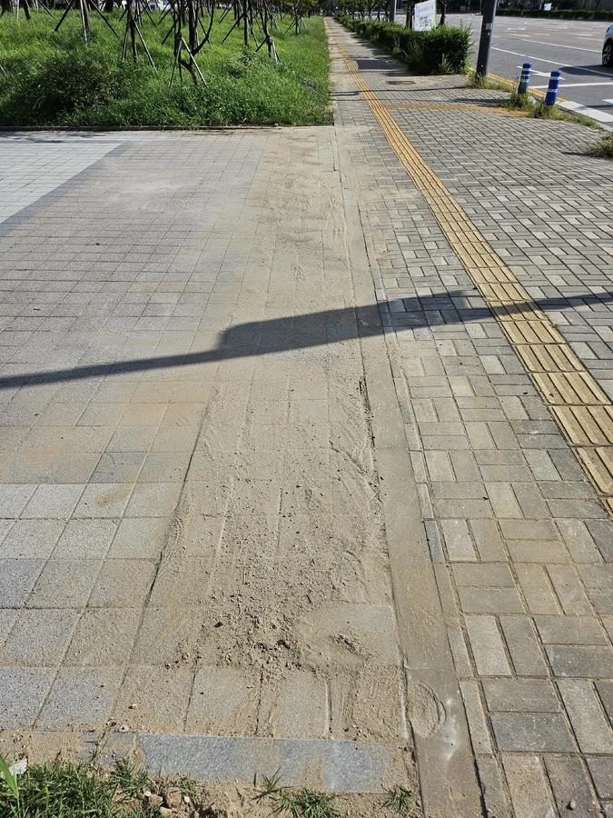 근린공원 산책로 평탄화 보수 후 — 공원 산책로 시공 마감