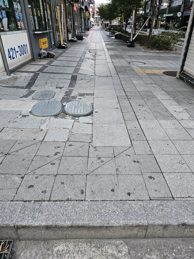 주차장 입구 블럭 보강 보수 전 — 주차장 손상 현장